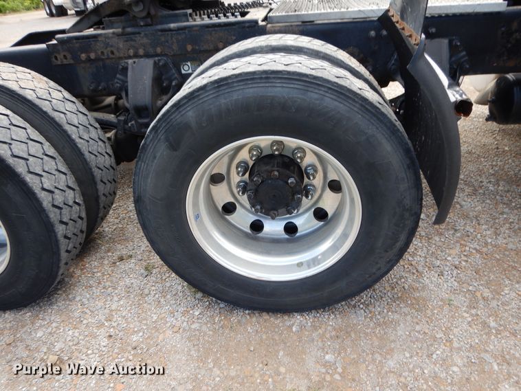 image for item DF5295 2011 Peterbilt 386  semi truck