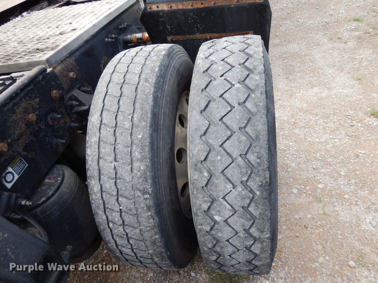 image for item DF5295 2011 Peterbilt 386  semi truck