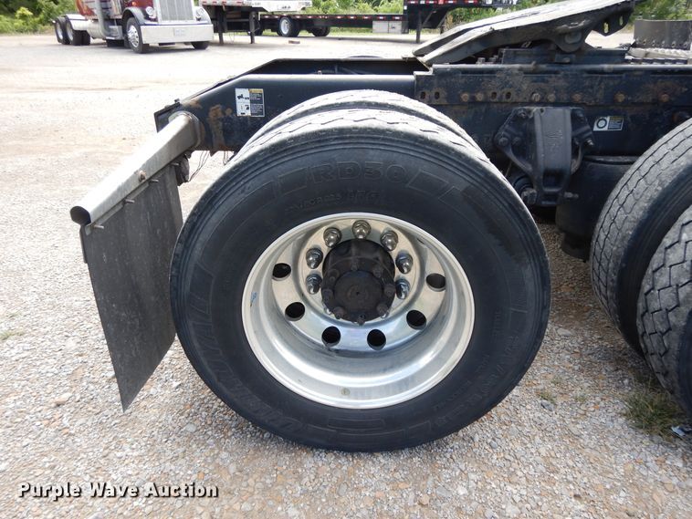 image for item DF5295 2011 Peterbilt 386  semi truck