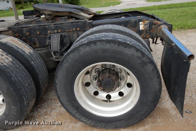 image for item DF5295 2011 Peterbilt 386  semi truck