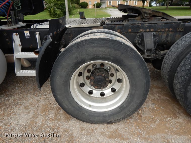 image for item DF5295 2011 Peterbilt 386  semi truck