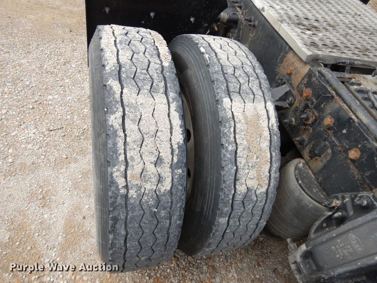 image for item DF5295 2011 Peterbilt 386  semi truck