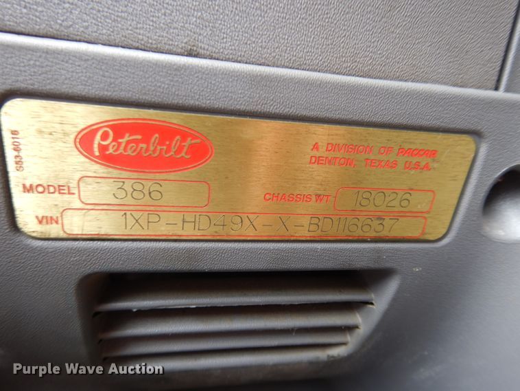 image for item DF5295 2011 Peterbilt 386  semi truck