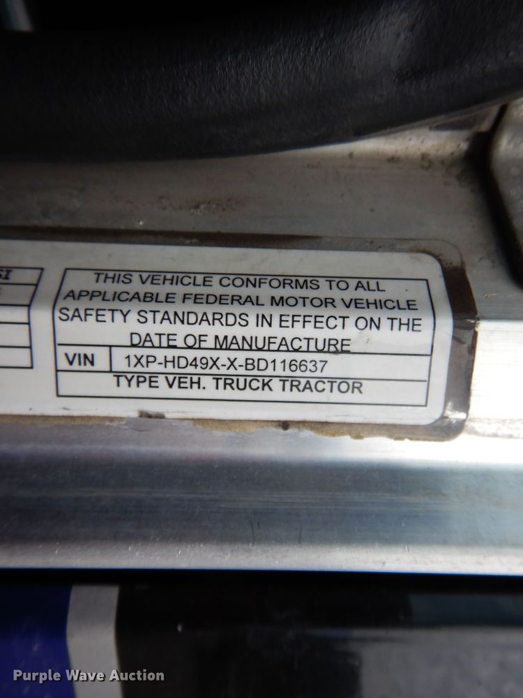 image for item DF5295 2011 Peterbilt 386  semi truck