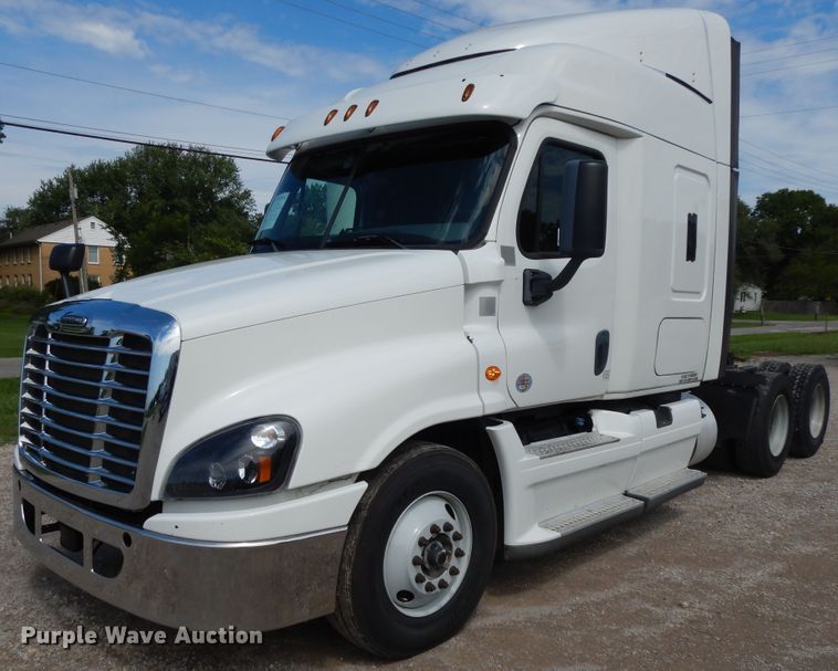 image for item DF5296 2016 Freightliner Cascadia  semi truck