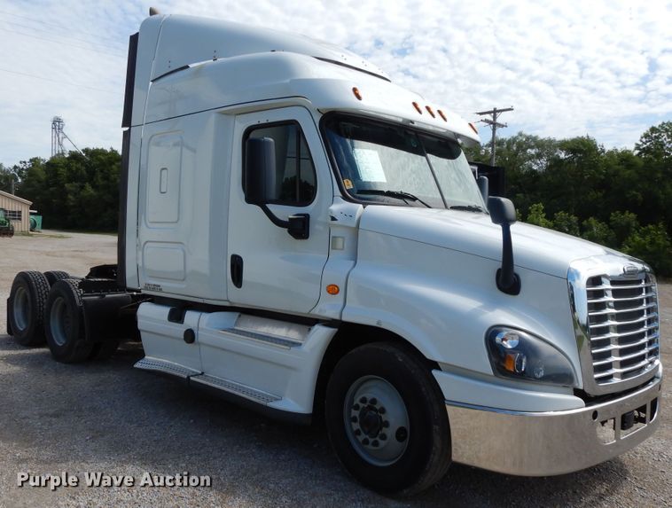 image for item DF5296 2016 Freightliner Cascadia  semi truck