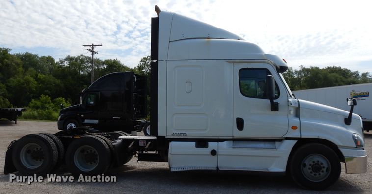 image for item DF5296 2016 Freightliner Cascadia  semi truck