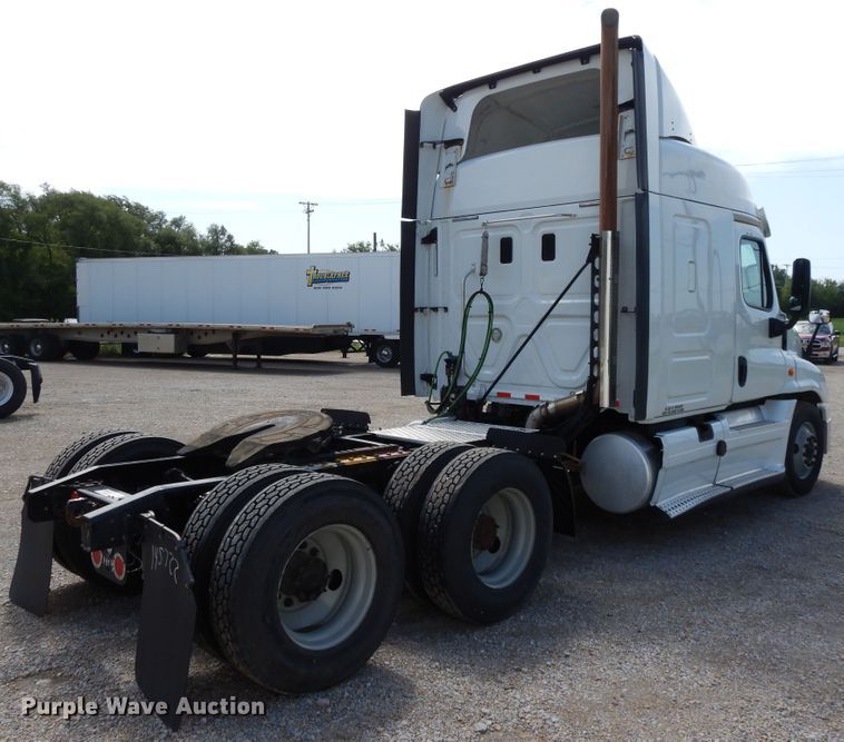 image for item DF5296 2016 Freightliner Cascadia  semi truck