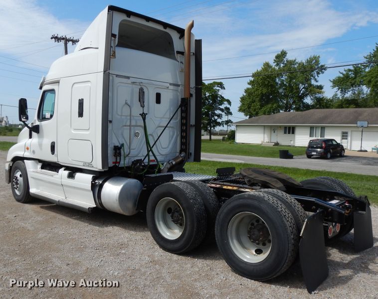 image for item DF5296 2016 Freightliner Cascadia  semi truck