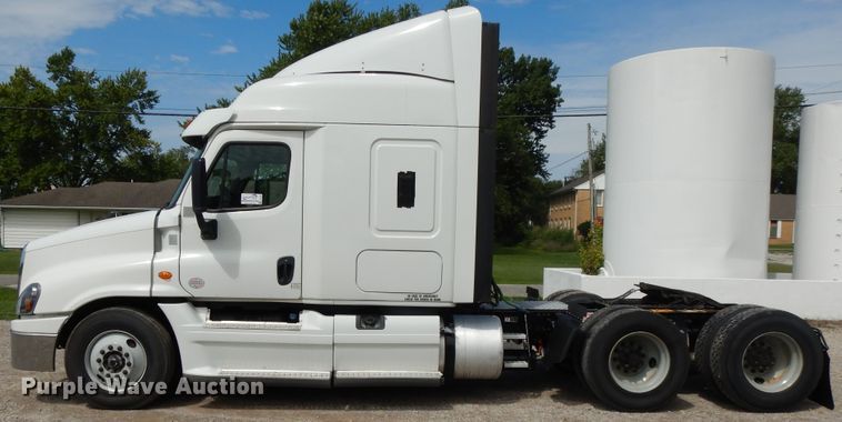 image for item DF5296 2016 Freightliner Cascadia  semi truck