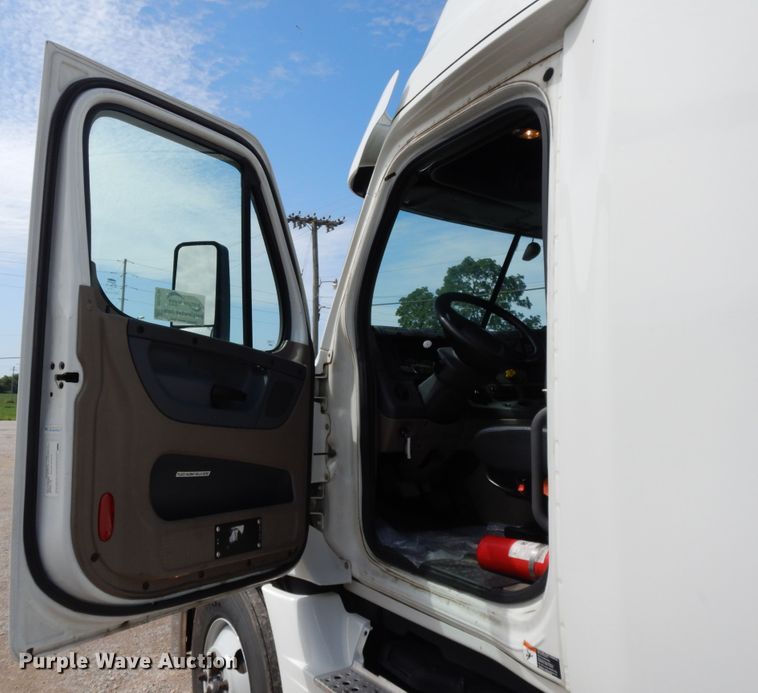 image for item DF5296 2016 Freightliner Cascadia  semi truck