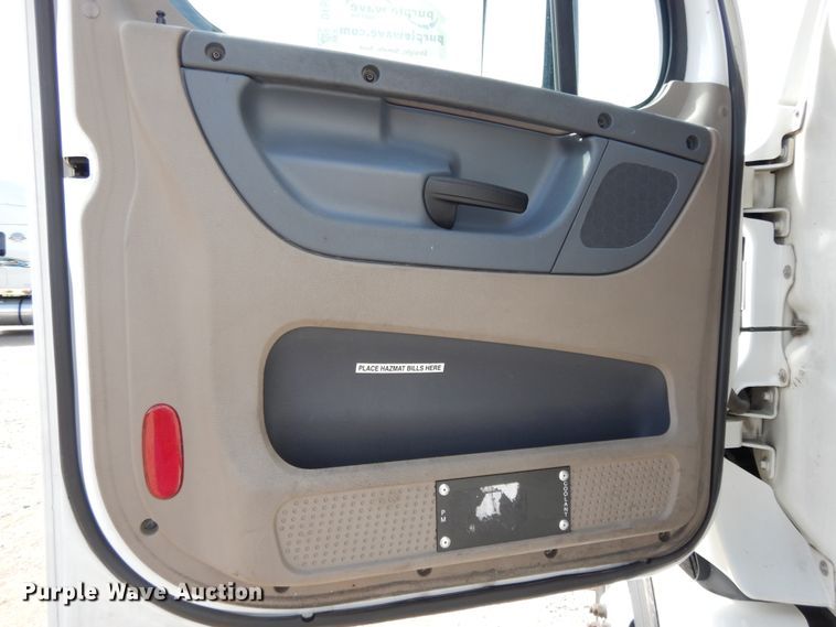 image for item DF5296 2016 Freightliner Cascadia  semi truck