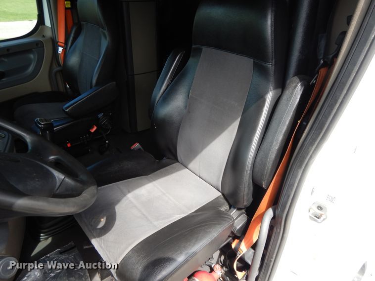 image for item DF5296 2016 Freightliner Cascadia  semi truck