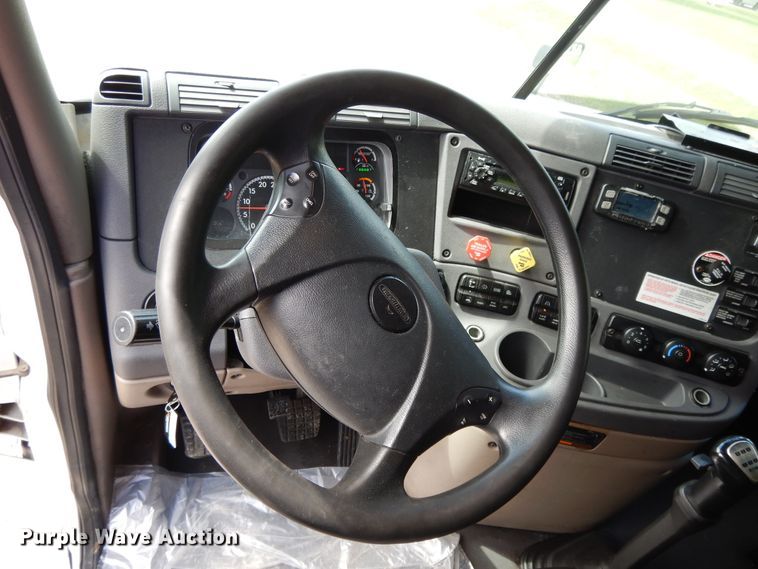 image for item DF5296 2016 Freightliner Cascadia  semi truck