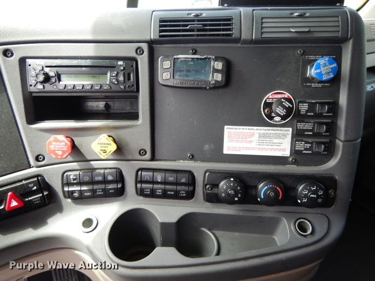 image for item DF5296 2016 Freightliner Cascadia  semi truck