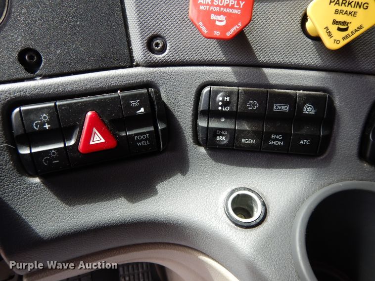 image for item DF5296 2016 Freightliner Cascadia  semi truck