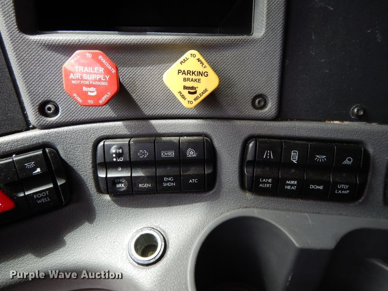 image for item DF5296 2016 Freightliner Cascadia  semi truck