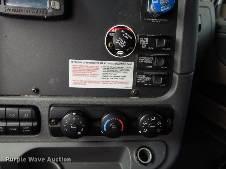 image for item DF5296 2016 Freightliner Cascadia  semi truck