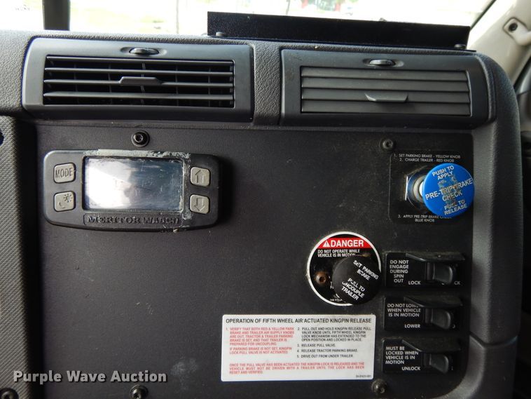 image for item DF5296 2016 Freightliner Cascadia  semi truck