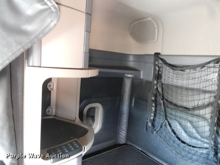 image for item DF5296 2016 Freightliner Cascadia  semi truck