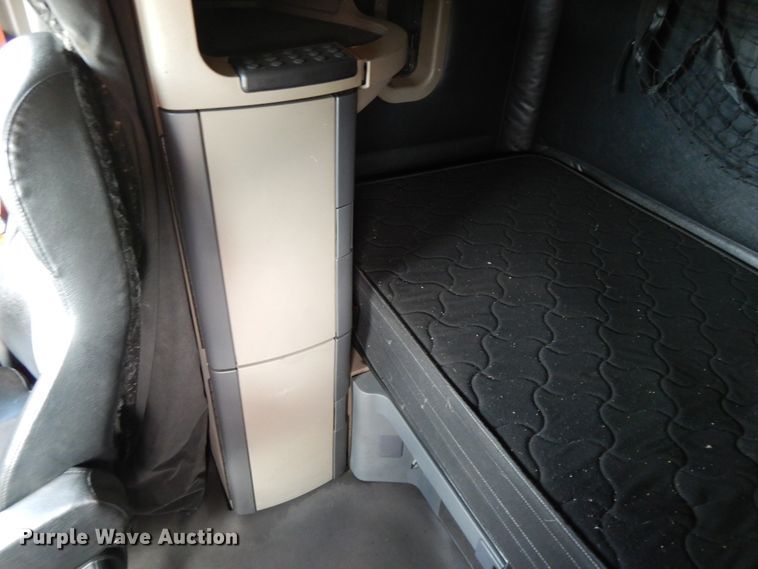 image for item DF5296 2016 Freightliner Cascadia  semi truck