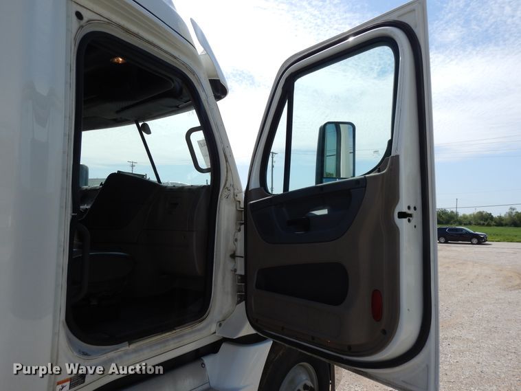 image for item DF5296 2016 Freightliner Cascadia  semi truck