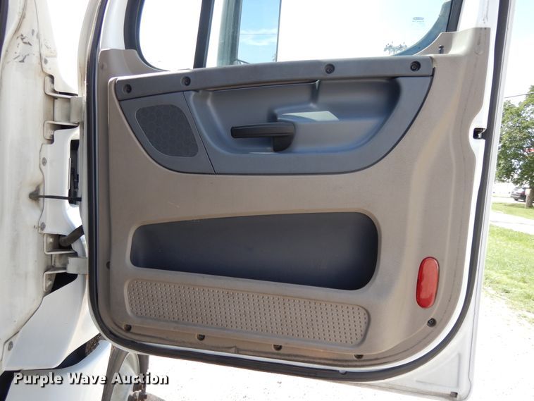 image for item DF5296 2016 Freightliner Cascadia  semi truck