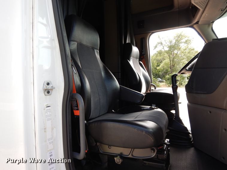 image for item DF5296 2016 Freightliner Cascadia  semi truck