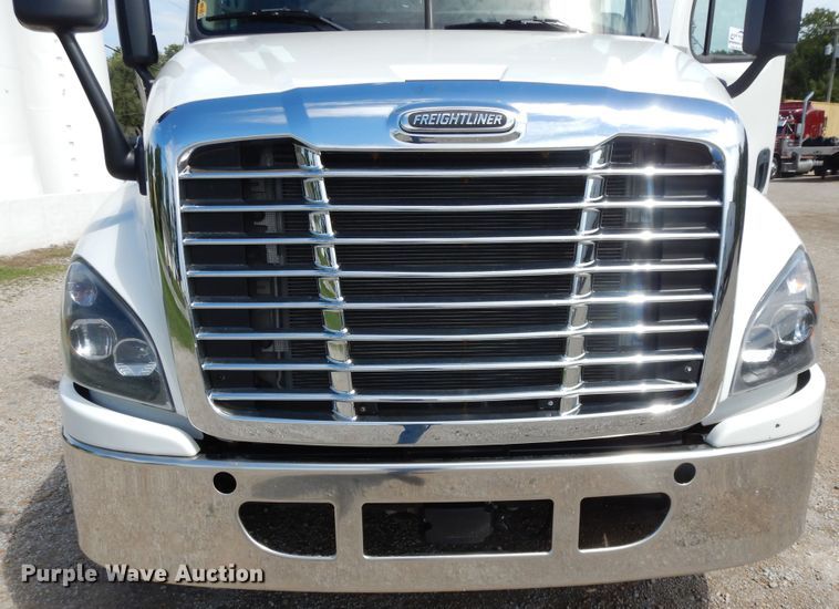 image for item DF5296 2016 Freightliner Cascadia  semi truck
