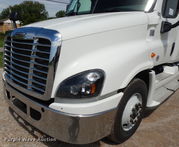 image for item DF5296 2016 Freightliner Cascadia  semi truck