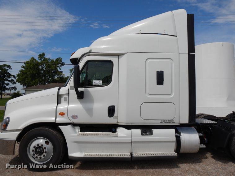 image for item DF5296 2016 Freightliner Cascadia  semi truck