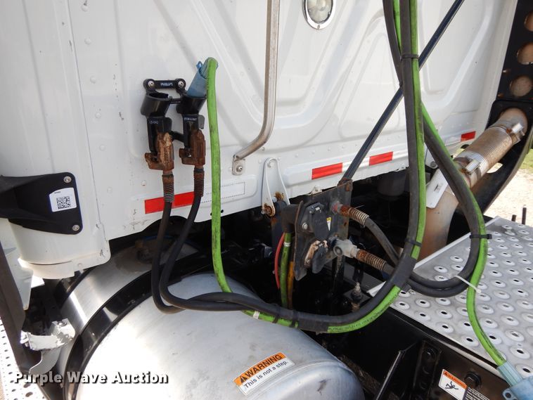 image for item DF5296 2016 Freightliner Cascadia  semi truck