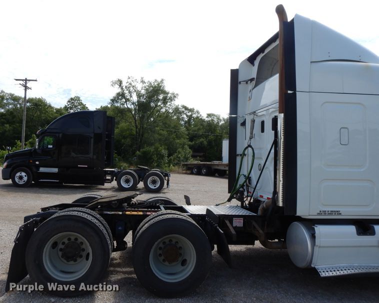 image for item DF5296 2016 Freightliner Cascadia  semi truck