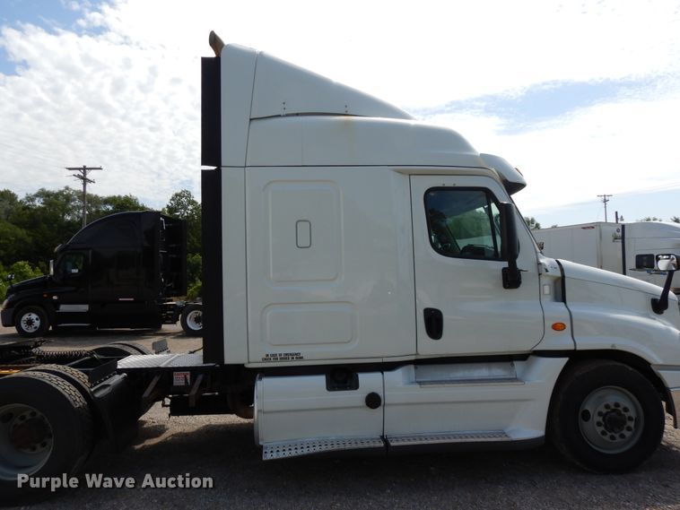 image for item DF5296 2016 Freightliner Cascadia  semi truck