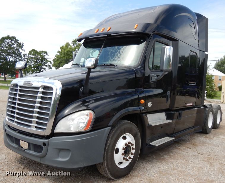 image for item DF5297 2014 Freightliner Cascadia  semi truck