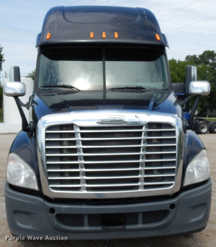 image for item DF5297 2014 Freightliner Cascadia  semi truck