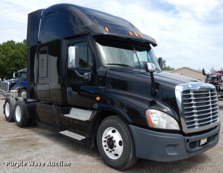 image for item DF5297 2014 Freightliner Cascadia  semi truck