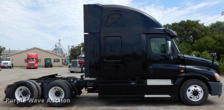 image for item DF5297 2014 Freightliner Cascadia  semi truck
