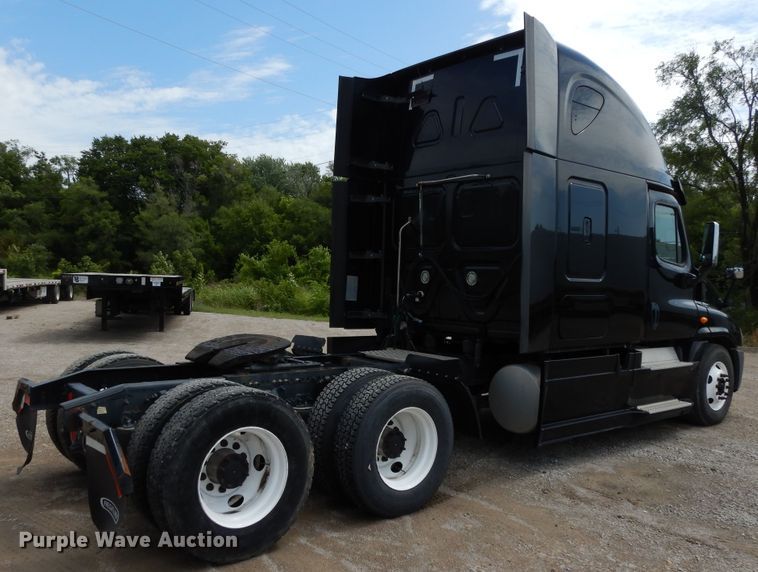 image for item DF5297 2014 Freightliner Cascadia  semi truck