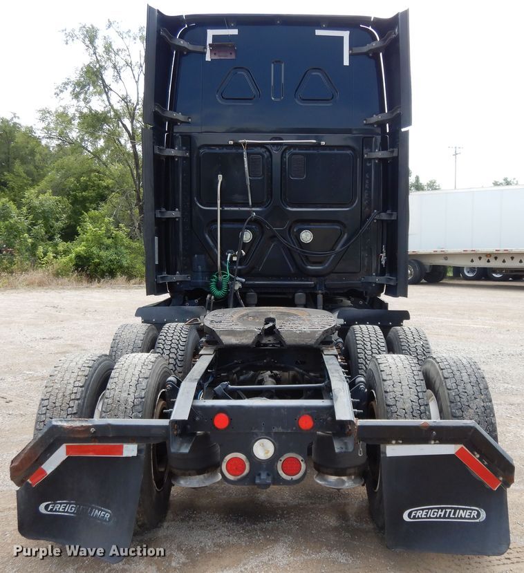 image for item DF5297 2014 Freightliner Cascadia  semi truck