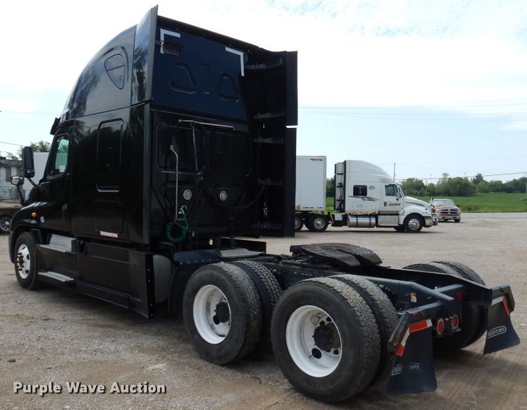 image for item DF5297 2014 Freightliner Cascadia  semi truck