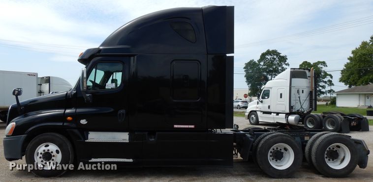 image for item DF5297 2014 Freightliner Cascadia  semi truck
