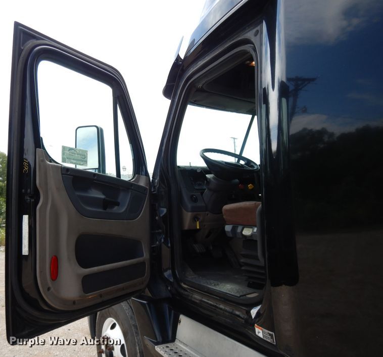 image for item DF5297 2014 Freightliner Cascadia  semi truck