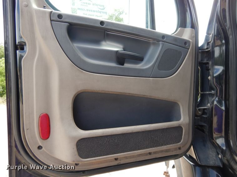 image for item DF5297 2014 Freightliner Cascadia  semi truck