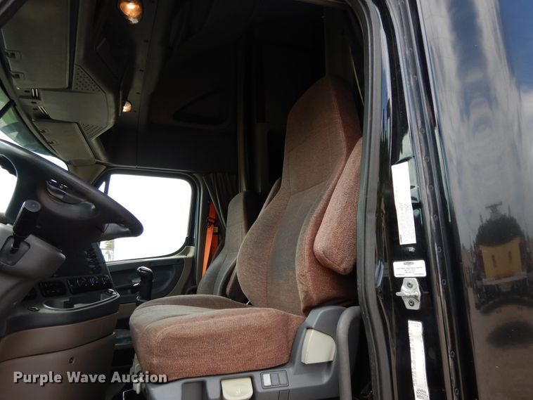 image for item DF5297 2014 Freightliner Cascadia  semi truck