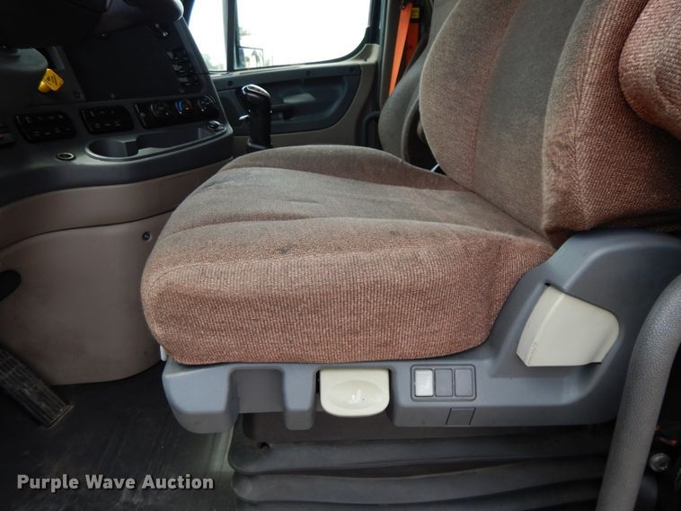 image for item DF5297 2014 Freightliner Cascadia  semi truck