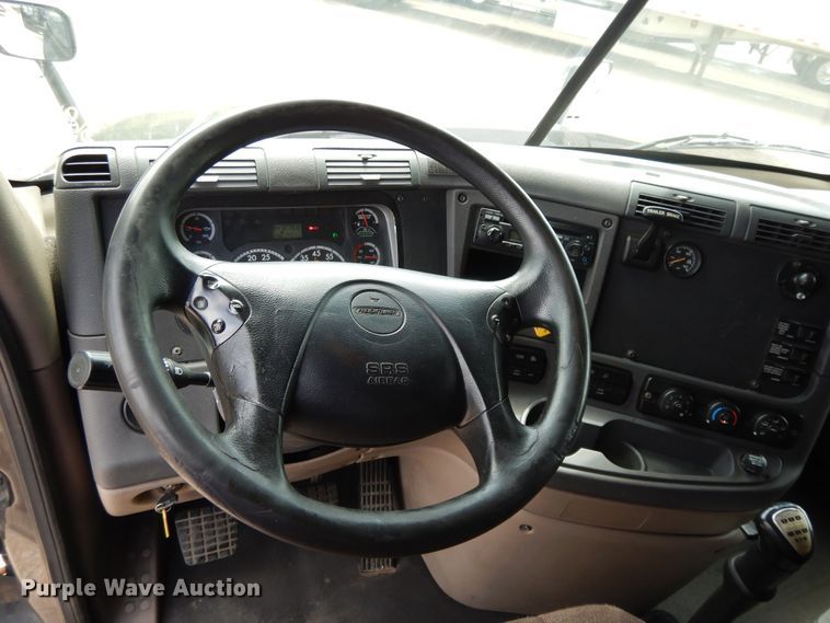 image for item DF5297 2014 Freightliner Cascadia  semi truck