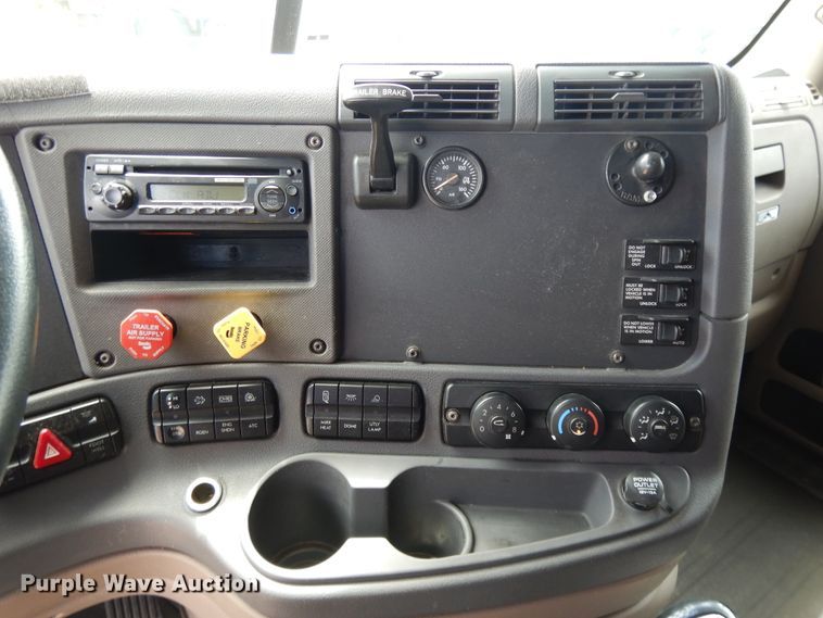 image for item DF5297 2014 Freightliner Cascadia  semi truck