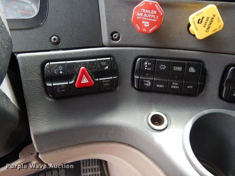 image for item DF5297 2014 Freightliner Cascadia  semi truck