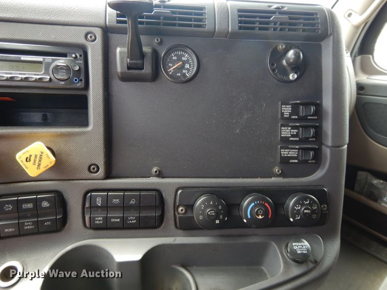 image for item DF5297 2014 Freightliner Cascadia  semi truck